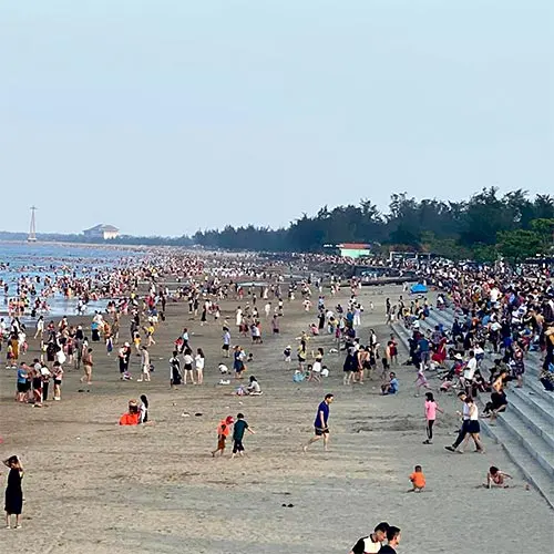 Biển Cửa Lò, Nghệ An luôn kín khách du lịch mỗi khi hè về