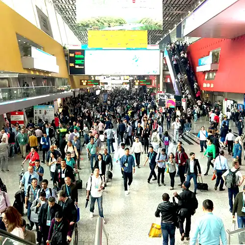 Mỗi kỳ Canton Fair thu hút khoảng 250.000 doanh nhân từ hơn 200 quốc gia và vùng lãnh thổ tham gia