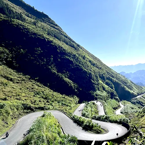 Dốc Thẩm Mã quanh co tuyệt đẹp trên hành trình tour Cao nguyên đá Đồng Văn 3 ngày 2 đêm