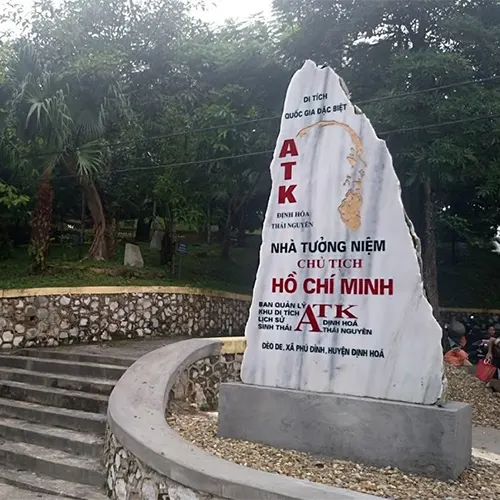 Nhà tưởng niệm Bác Hồ tại khu di tích ATK Định Hóa Thái Nguyên trong tour An Toàn Khu lịch sử