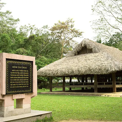 Tour ATK Tân Trào Tuyên Quang đưa du khách thăm đình Tân Trào