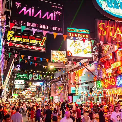 Walking Street Pattaya - con phố đi bộ nổi tiếng với biển hiệu neon sáng rực, bar-club san sát