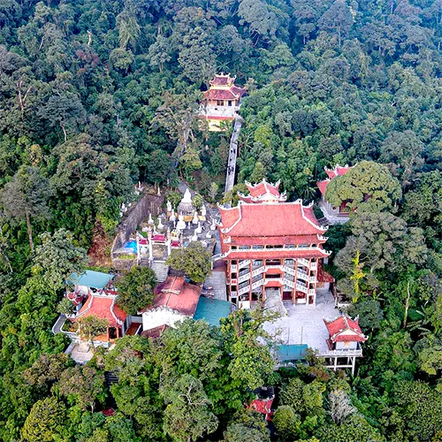 Đền Bà Chúa Thượng Ngàn năm lưng chừng núi Thiên Thị, trong khu di tích Tam Đảo