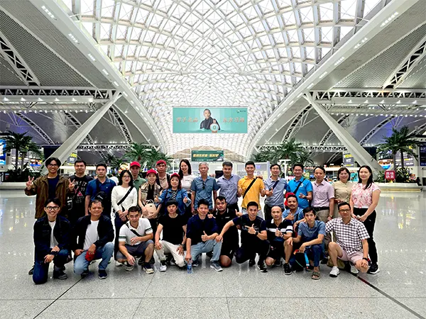Đoàn doanh nhân đi Canton Fair chek-in ga Quảng Châu Nam