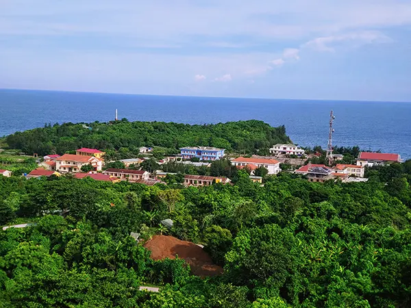 Toàn cảnh đảo Cồn Cỏ nhìn từ tháp đèn Hải Đăng