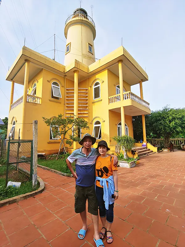 Du khách check-in hải đăng Côn Cỏ