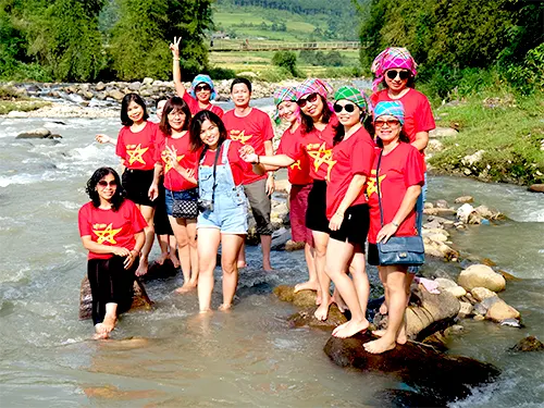 Đoàn khách tour Mù Cang Chải 2 ngày của Hanoi Etoco chơi suối tại Tú Lệ