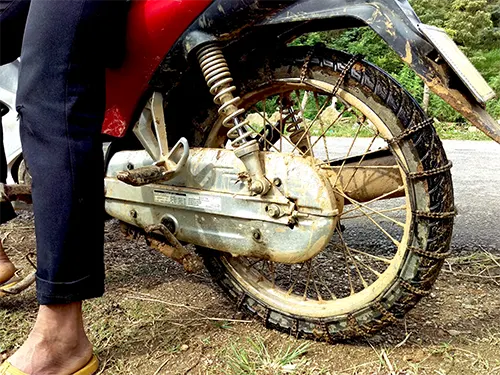 Xe ôm bản địa quấn xích bánh chở khách vào các ruộng bậc thang xa trung tâm Mù Cang Chải