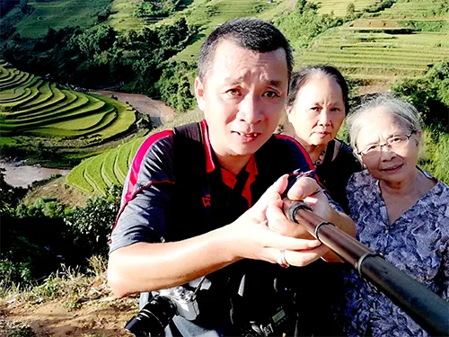 Du khách lớn tuổi của đoàn Etoco selfie trên ruộng bậc thang Mũi Hài