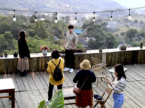 Ngắm núi rừng từ quán cà phê Ka Sha ở bản Sin Suối Hồ