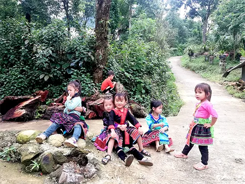 Trẻ em người H'Mông chơi đùa trong bản Sin Suối Hồ