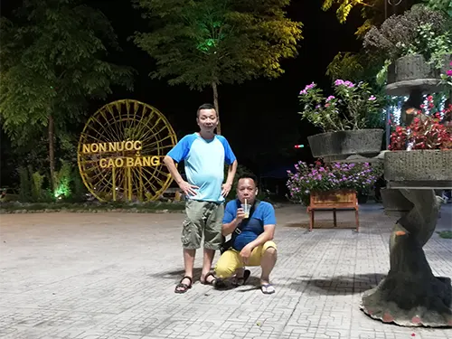 Khách Etoco chụp ảnh đêm bên biểu tượng guồng nước Non nước Cao Bằng, thành phố Cao Bằng