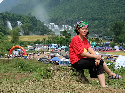 Khách Etoco ngồi trên triền đồi ngắm toàn cảnh thác Bản Giốc, Trùng Khánh, Cao Bằng