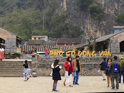 Du khách dạo chơi phố cổ Đồng Văn dưới vách núi đá, Hà Giang