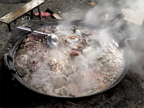 Chảo thắng cố bốc khói ở chợ phiên Đồng Văn sáng Chủ nhật, Hà Giang