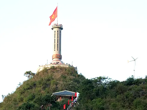 Cột cờ Lũng Cú trên đỉnh núi Rồng nhìn từ xa với lá cờ 54 m² tung bay