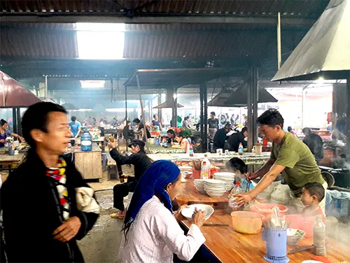 Khu ăn sáng ở chợ phiên Đồng Văn, khói bếp nghi ngút sáng Chủ nhật
