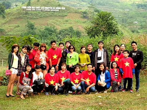 Đoàn khách Etoco trước biển Công viên địa chất toàn cầu Cao nguyên đá Đồng Văn, tháng 11/2015