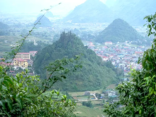 Thị trấn Tam Sơn và Núi Đôi Cô Tiên nhìn từ Cổng Trời Quản Bạ, Hà Giang