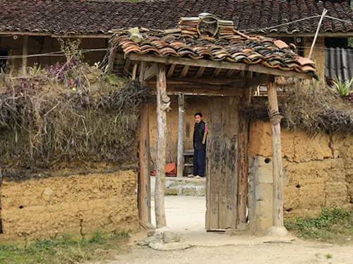Ngôi nhà đất cổ mái ngói âm dương của đồng bào H'Mông tại Đồng Văn, Hà Giang