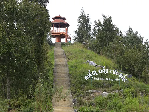 Cầu thang lên chòi ngắm Điểm Đầu Cực Bắc cách cột cờ Lũng Cú 4 km trong tour Hà Giang 3 ngày 2 đêm