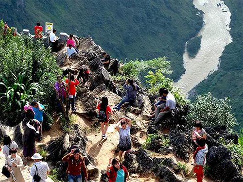 Du khách ngắm sông Nho Quế từ điểm view point trên đèo Mã Pì Lèng