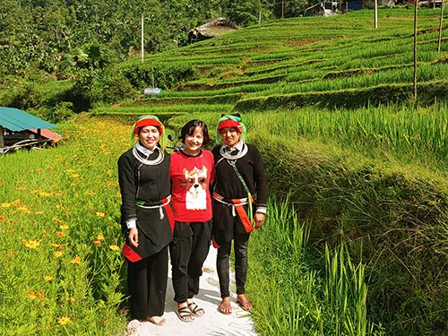 Phụ nữ Dao thôn Xà Phìn trong trang phục truyền thống cùng du khách