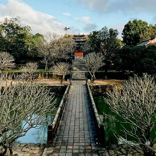 Lăng Minh Mạng với kiến trúc cổ kính và không gian xanh