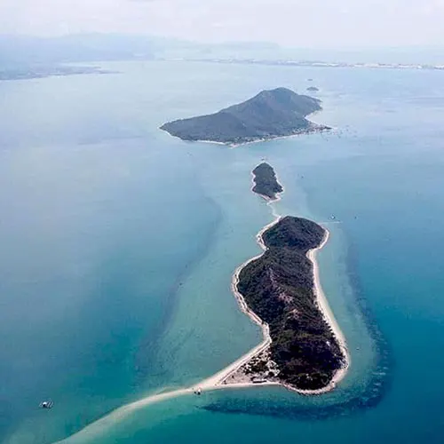 Cụm đảo Hòn Ó - Hòn Quạ - Hòn Bịp tại Điệp Sơn với màu nước xanh và con đường giưa biển lấp ló