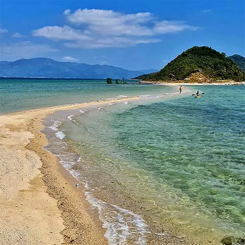 Con đường đi bộ giữa biển tại đảo Điệp Sơn khi thủy triều xuống, nổi bật giữa làn nước trong xanh