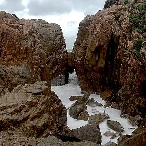 Ghềnh Đèn Phú Yên với sóng biển vỗ tạo khung cảnh tự nhiên, hùng vĩ