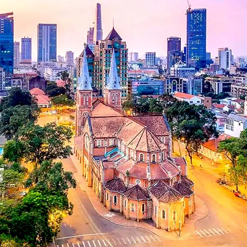 Nhà thờ Đức Bà Sài Gòn với kiến trúc cổ điển nổi bật giữa trung tâm thành phố Hồ Chí Minh
