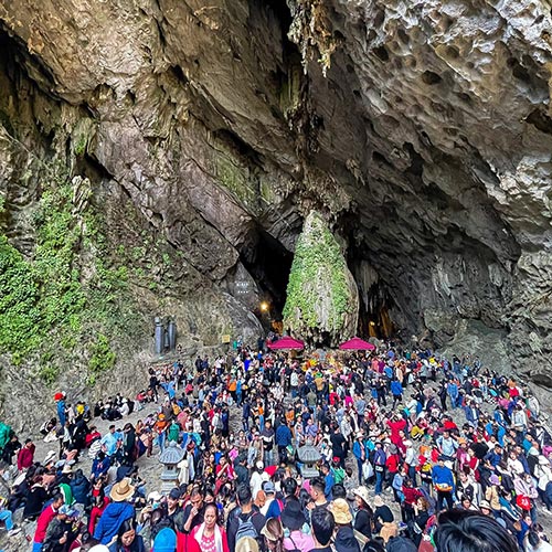 Hàng vạn du khách đi lễ chùa Hương dịp đầu năm