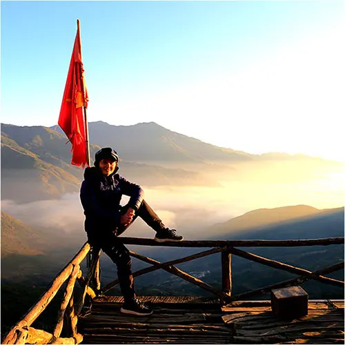 Du khách săn mây Tà Xùa buổi sáng sớm trong tour Mộc Châu Tà Xùa 2 ngày 1 đêm