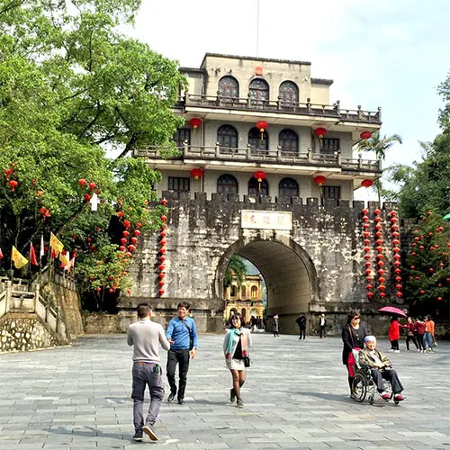 Cửa khẩu Hữu Nghị Quan - điểm check-in đầu tiên trong tour Lạng Sơn Bằng Tường Trung Quốc 2 ngày 1 đêm