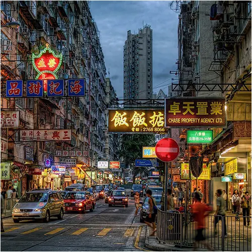 Đường phố Kowloon Hong Kong đông đúc về đêm với ánh đèn biển quảng cáo và giao thông tấp nập