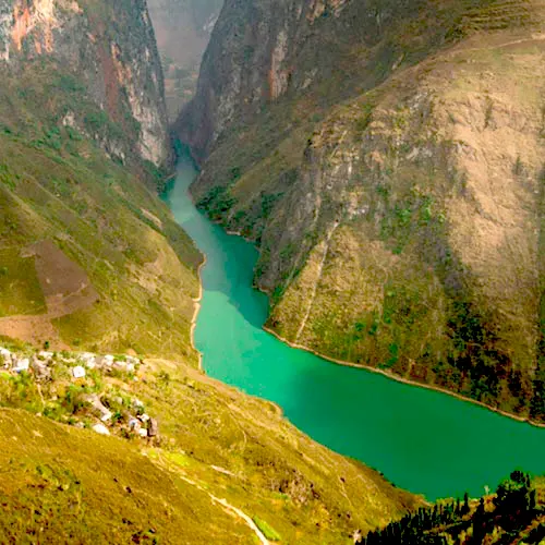 Sông Nho Quế chảy qua hẻm Tu Sản nhìn từ đèo Mã Pì Lèng trong tour Hà Giang - Cao Bằng - Bắc Kạn 5 ngày 4 đêm