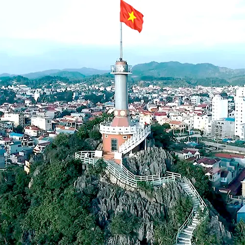 Cột cờ Phai Vệ Lạng Sơn - điểm check-in cuối hành trình tour Cao Bằng Lạng Sơn 3 ngày 2 đêm