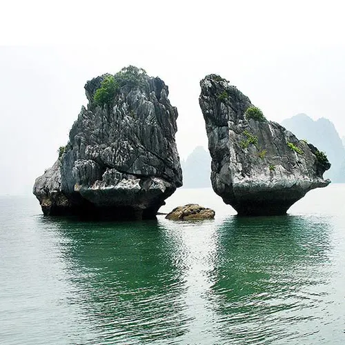 Hòn Trống Mái biểu tượng nổi tiếng trong tour Hạ Long Ninh Bình