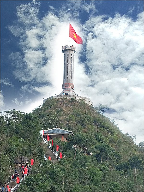 Đi du lịch Hà Giang check in cột cờ Lũng Cú