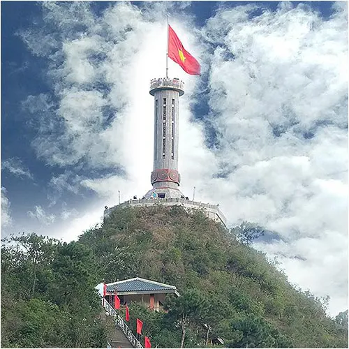 Cột cờ Lũng Cú trên đỉnh núi Rồng tại Đồng Văn, Hà Giang