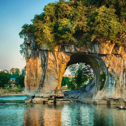 Núi Voi Quế Lâm nhìn từ bờ sông Ly Giang với hình dáng giống chú voi đang uống nước