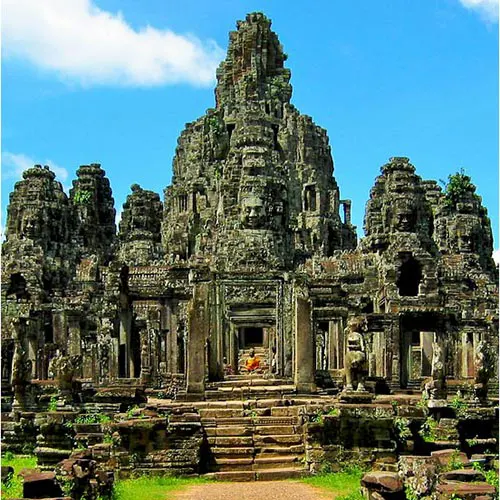 Lối vào Angkor Thom với tượng thần và quỷ dọc hai bên đường