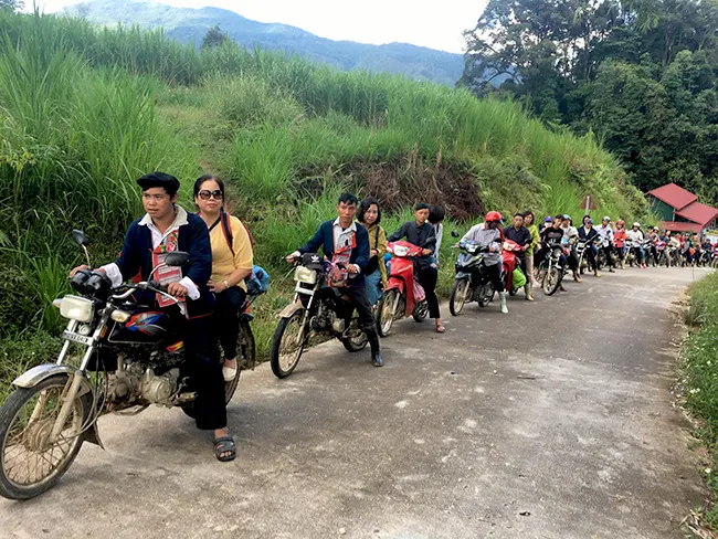 Đoàn xe ôm địa phương đưa khách của Hanoi Etoco lên núi Chiêu Lầu Thi