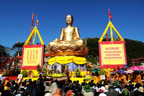 Tượng Phật Hoàng trên đỉnh núi An Kỳ Sinh- Yên Tử