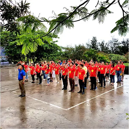 Đoàn du khách tham dự lễ chào cờ trên đảo Bạch Long Vĩ