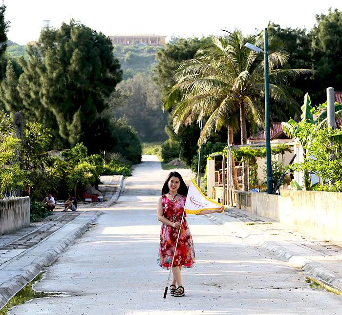 Du khách đoàn du lịch của Hanoi Etoco trên đảo Bạch Long Vĩ