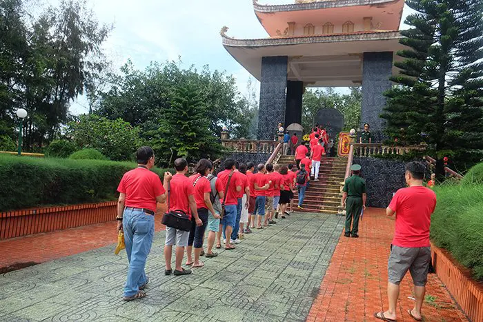 Lễ dâng hương đài tường niệm liệt sỹ Bạch Long Vĩ
