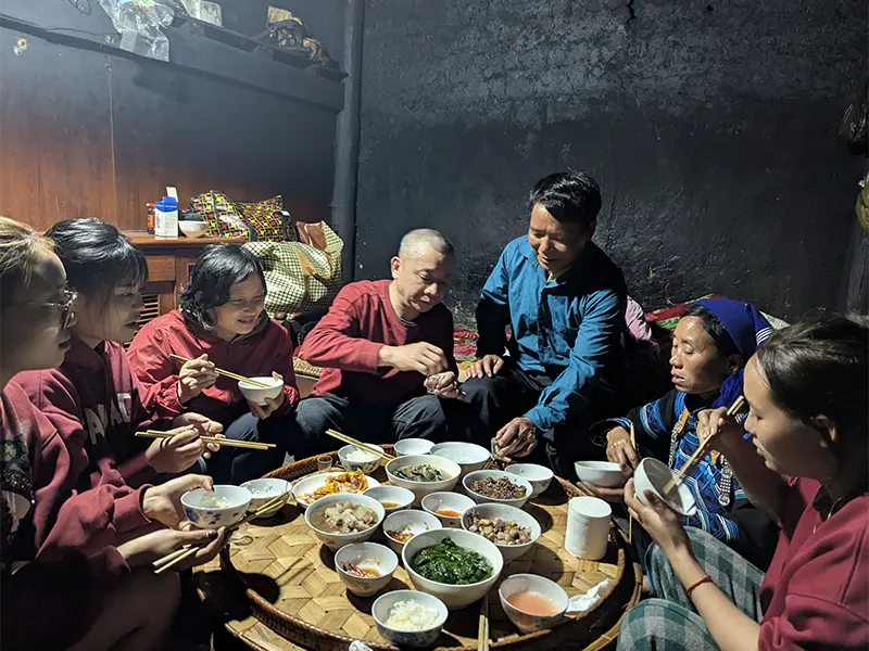 Trải nghiệm ăn tối cùng gia đinh người Hà Nhị tại bản Choản Thèn