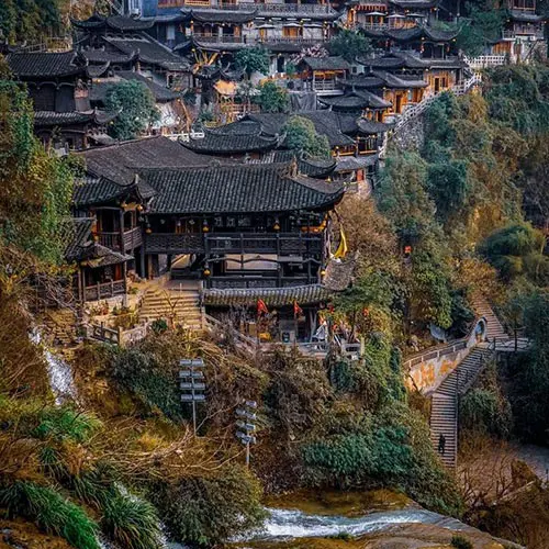 Phù Dung Trấn cổ kính hơn 2.000 năm tuổi, thị trấn treo trên thác nổi tiếng vùng Hồ Nam